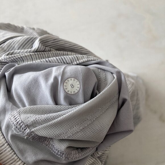 Lululemon On The Fly Pant / pants (size 8) Luxtreme, light grey, striped pattern - Picture 8 of 9